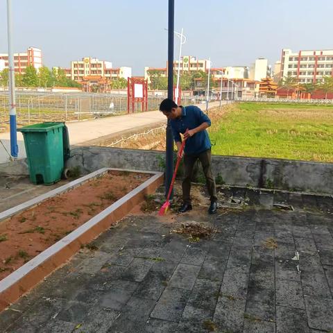 东山村组织村干部开展人居环境整治活动