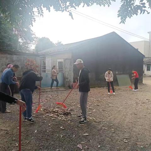 东山村委会开展爱国卫生动员会