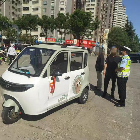 交警三大队青岗岭中队持续开展老年代步车整治行动 筑牢交通安全防线 ‍