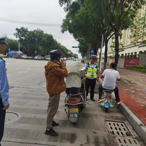 严查违法不放松 筑牢平安出行路——交警三大队青岗岭中队持续加强电动自行车违法查处工作