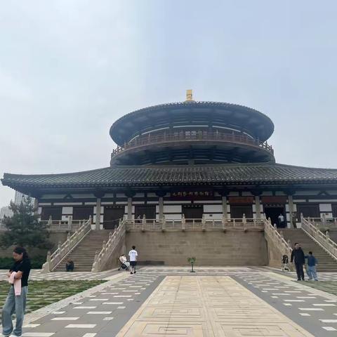 每一张照片里都有着满满的情谊，让我们乘着阳光的脚步，一起开心快乐的生活