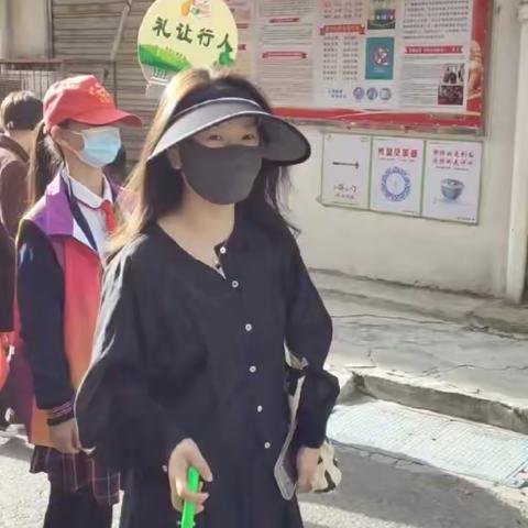 荆门市金虾路小学四（1）班“小手牵大手，共创典范城”志愿者活动