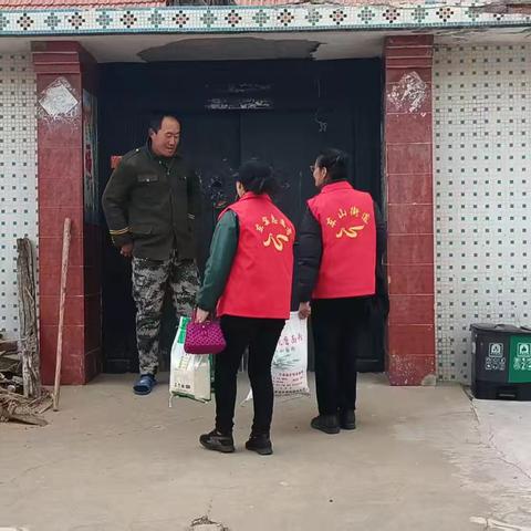 志愿者走访困难户