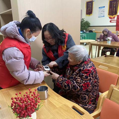 情暖养老中心：大竹山社区携手志愿者开展爱心义诊义剪活动