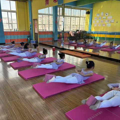 青少年活动中心舞蹈八班秋季课程小结汇报