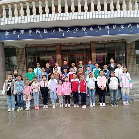 锡市十校彩虹🌈中队  社会实践活动第65期走进职业教育中心-制作陶泥作品