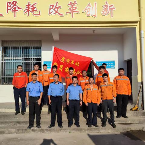 党员带头 班组跟进 清理卫生死角 维护良好环境