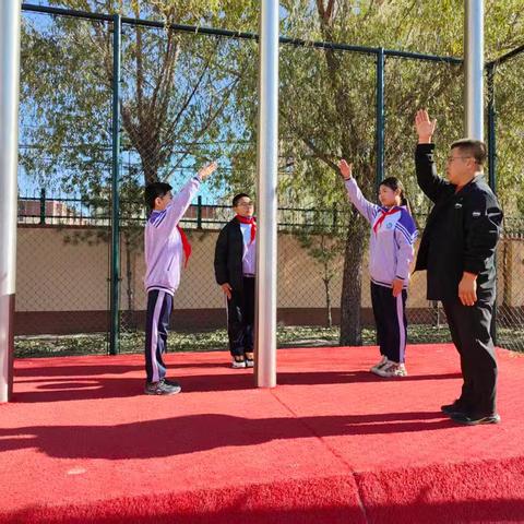 践行“宁拙勿巧，宁朴勿华” 五年一班开展“走进杨振宁，走进榜样人物”主题活动