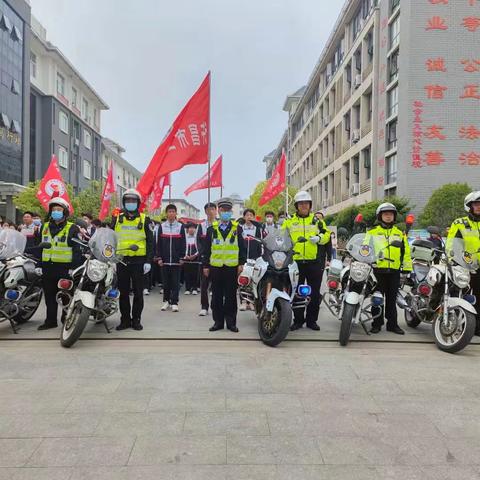 “带着年轻的心去跋涉，让青春与大家一起同行 ”许昌市二中七（13）班“远足”活动