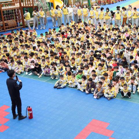 “消防安全，牢记于心”——吴川市中心幼儿园消防安全疏散演练和消防安全知识培训活动