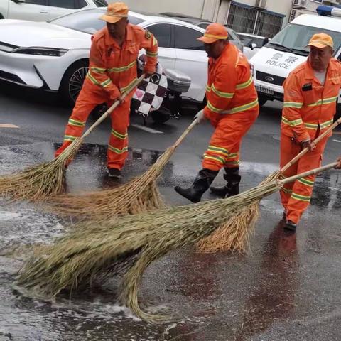 二分公司借助降雨深度清理辖区道路