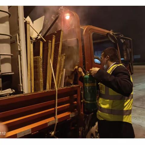 沙湾东匝道收费站：车辆起火遇险情  执勤员秒变“消防员”