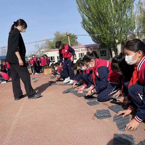 我是组装小能手——海新小学组装地垫劳动实践活动