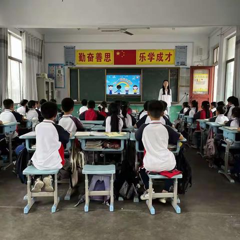 长葛市大周镇中心小学组织师生观看《中小学德育学堂》