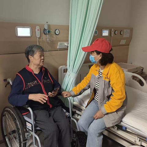 市环卫中心开展“五四青年节 真情暖夕阳”志愿服务活动