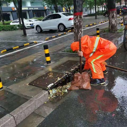 市环卫中心3000余名环卫职工全员上岗，雨中奋战，确保道路通畅