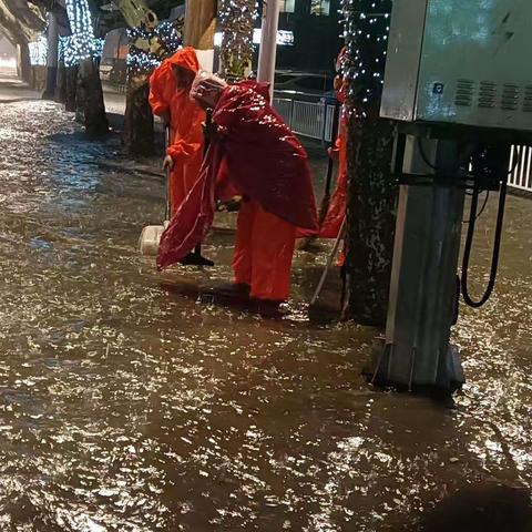 3000余名环卫职工以雨为令 全力保障市区道路畅通