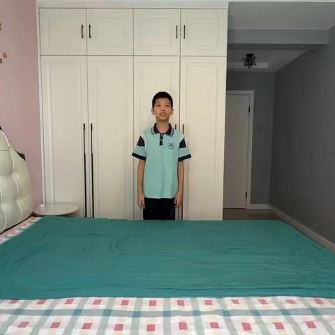 巧手理床铺，劳动润童心