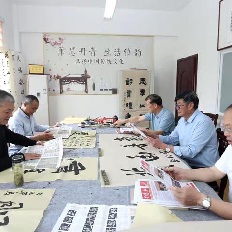 墨香凝情，共绘夕阳风采