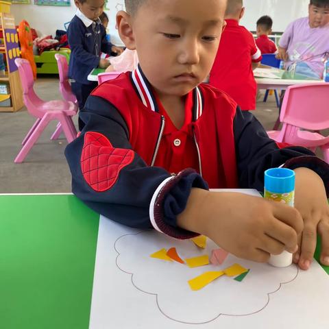 前样坟小学附属幼儿园小班“漂亮的大树粘贴画”活动美篇