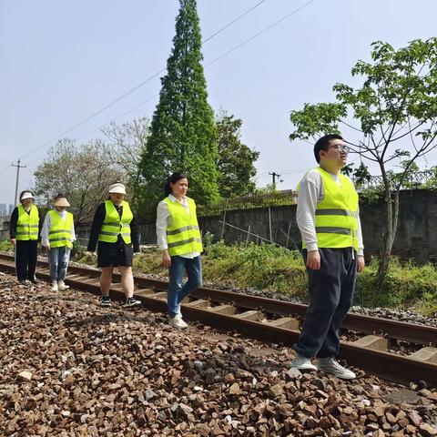 珠山区新村街道昌虹社区加强“五一”期间铁路护路联防工作