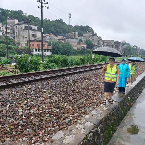 珠山区新村街道昌虹社区护路办对铁路沿线进行“防汛抗旱”巡查