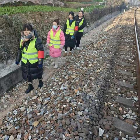 珠山区新村街道昌虹社区开展全国“两会”期间铁路护路联防联控工作
