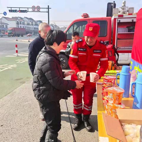 春运暖流：南孔圣地 衢州有礼"2025年情暖回家路 开心过大年"民安护航 温馨驿站。