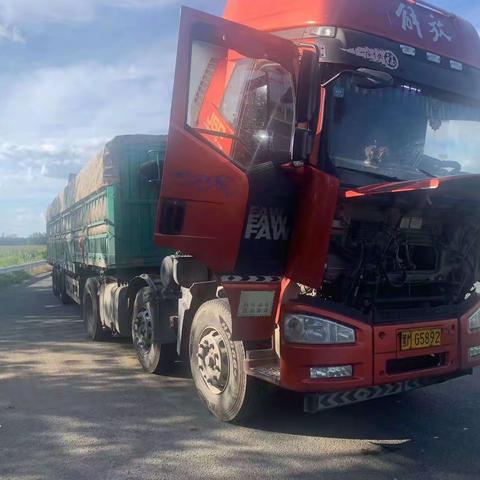 货车发动机高温驾驶员求助 收费人员秒变“修理工”及时排障