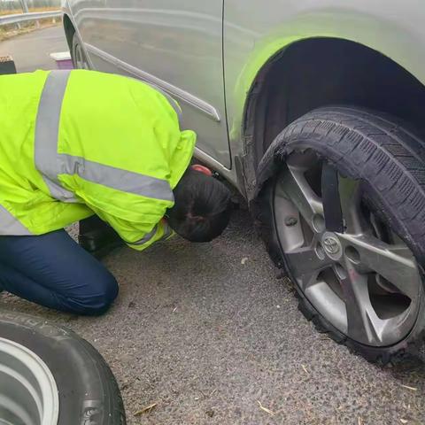 小客车爆胎遇难题--机务员援手帮换胎