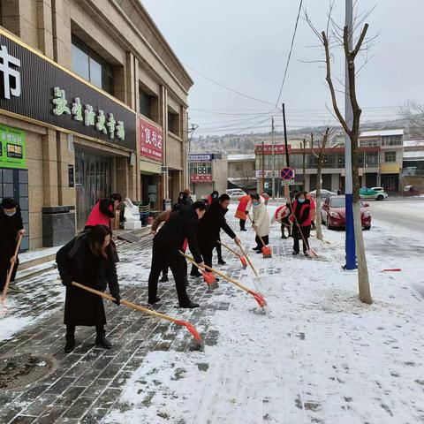 清雪除冰在行动，护航担当暖民心