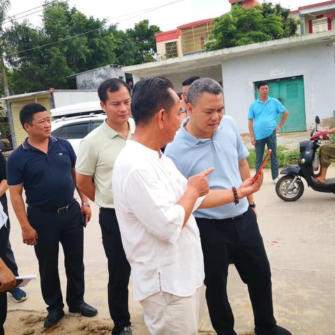 肖峰考察英州镇高土村庭院经济建设