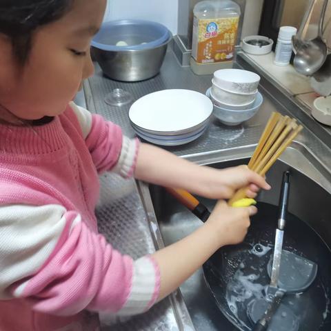 关爱学生幸福成长：“爱学习，爱劳动，做最美小学生”—— 卢鑫语家务劳动篇