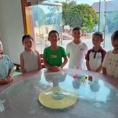 巨化三小四（1）班-神奇科学小组—调色大师