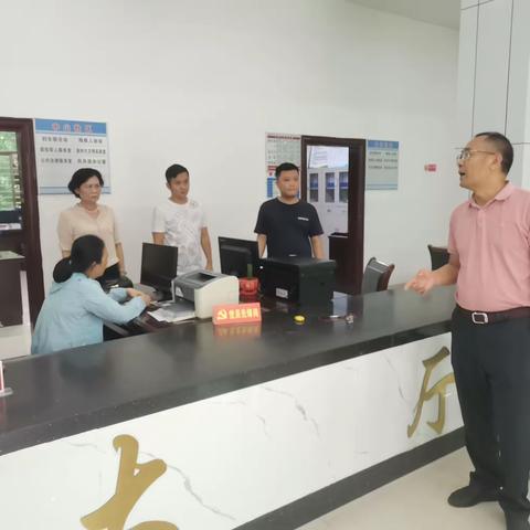 县委政法委组织党员到椰林镇中山社区开展“双报到”和为民办实事活动