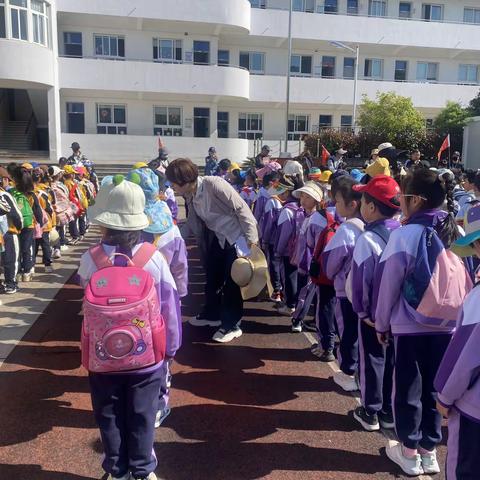 “不负春光，快乐出游”——舟山小学一（2）班走进三毛故居研学主题班队活动