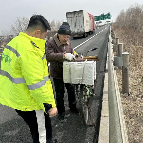 老人误入高速太危险，高速职工及时劝离