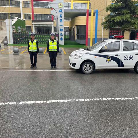 【铜川公安】夜间临查临检行 动