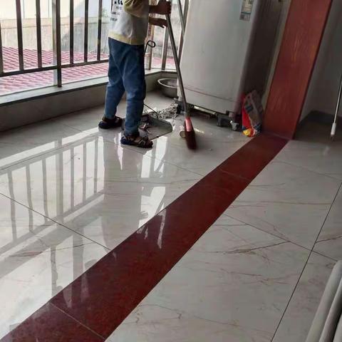 九龙学校一年级165班陈桐熙            我爱劳动，劳动使我快乐；我爱劳动，劳动让我光荣。