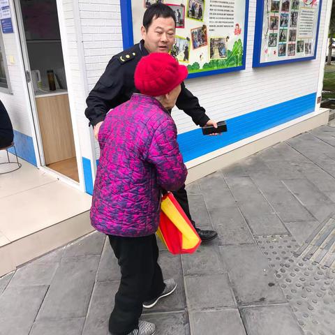 耄耋老人外出迷路，驿站队员暖心相助