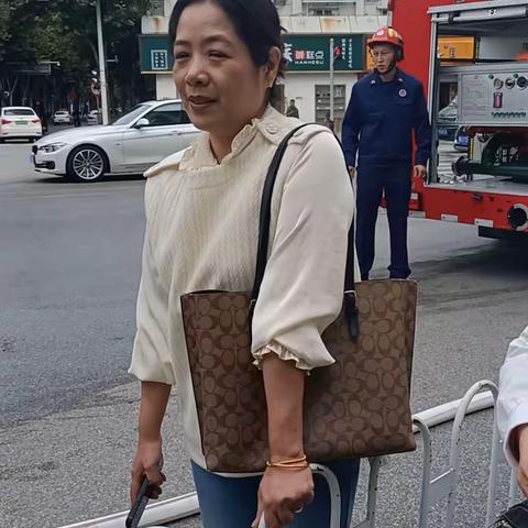 日常巡逻遇火情    特勤化身“消防员”