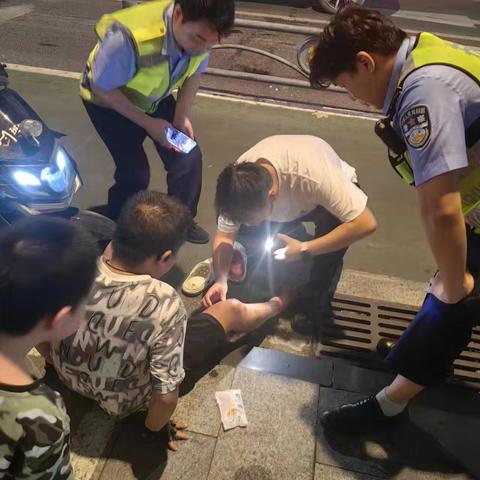 外卖小哥不慎摔倒 执法中心队员紧急救助