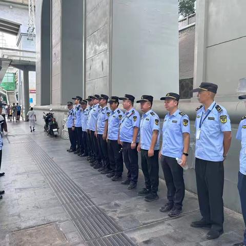 小贩桥头占道经营  路长联合整治