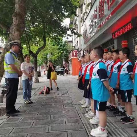 爱在斑马线，文明礼出行——四维街小学401班七彩中队张正康