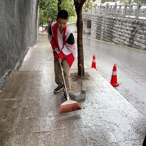 “小手牵大手，文明一起走”