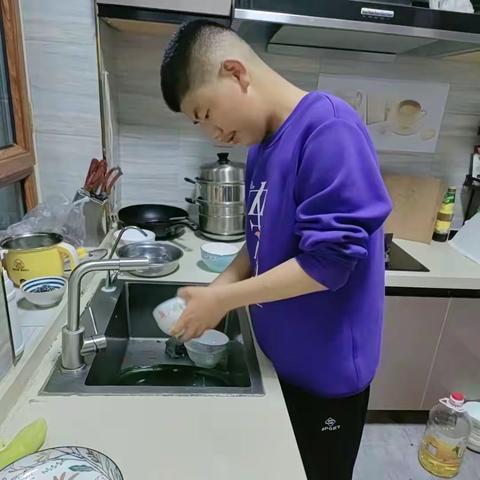 关爱学生 幸福成长—临漳县称勾中学七年级5班五一劳动实践活动