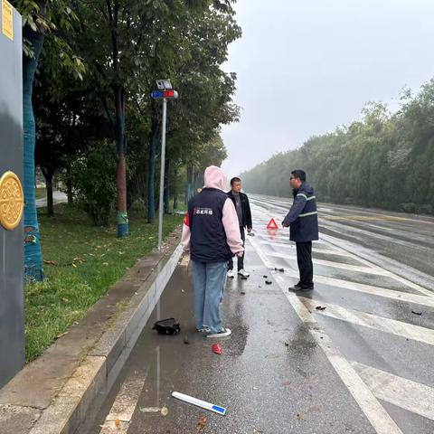 建新街道：雨天突发交通事故 城管科暖心救助