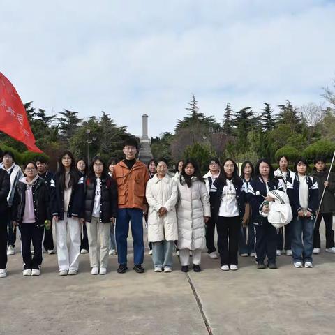 “缅怀革命先烈，传承红色基因” 邹城市第二中学清明节烈士陵园祭扫活动圆满举行