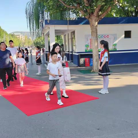 迈好成长第一步，快乐生活每一天 ——育才小学一年级新生入学典礼