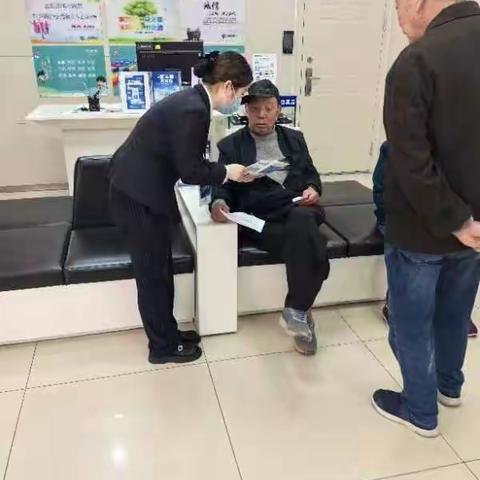 武康支行开展整治拒收人民币，发放零钱包活动